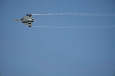 சாகசத்தின் போது கீழே விழுந்து நொறுங்கிய தேஜஸ் விமானம் - புகைப்படங்கள்