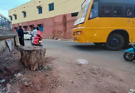உத்தமபாளையத்தில் குறுகிய சாலையை சீரமைக்க வலியுறுத்தல்