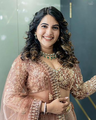 மலர்ந்த முகமே... ஷ்ரவந்தி சொகரபு!