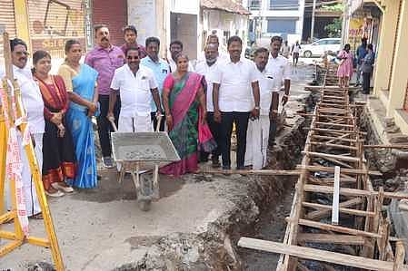 நாகராஜா கோயில் ரத வீதியில்
மழைநீா் வடிகால் அமைக்கும் பணி