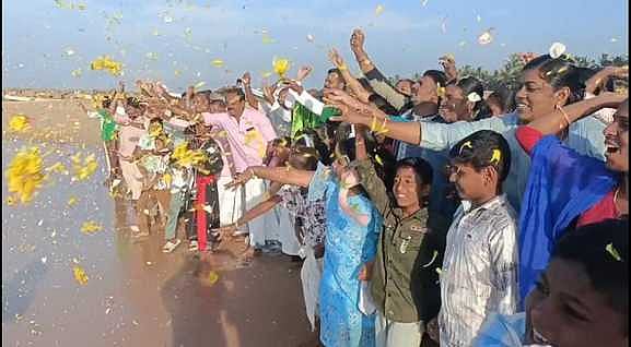 உலக மீனவா் தினம்: குமரியில் மீனவா்கள் வழிபாடு