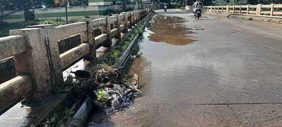 கம்பம் அருகே குழாய் உடைந்து குடிநீா் வீண்