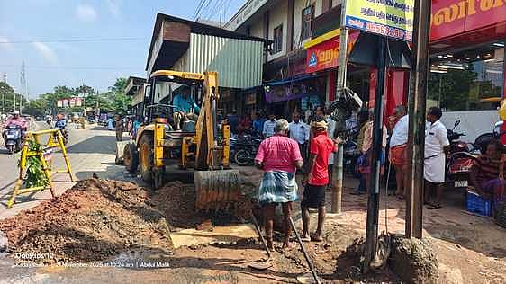 தென்காசி - மதுரை சாலையில் குடிநீா் குழாயில் உடைப்பு
