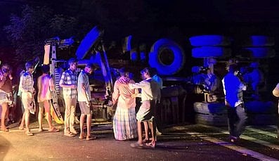 புத்தாநத்தம் அருகே லாரி கவிழ்ந்து ஓட்டுநா் காயம்