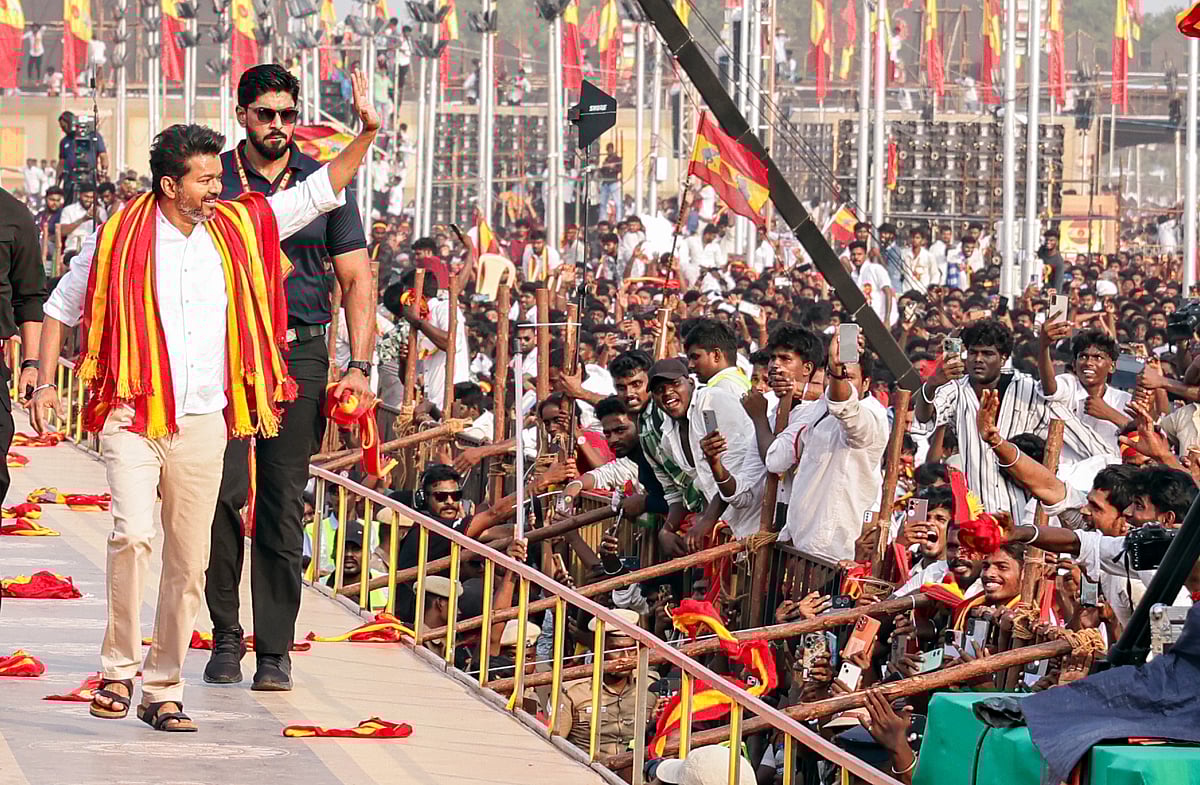 மீண்டும் மக்கள் சந்திப்பு நிகழ்ச்சிகளை தொடங்குகிறார் விஜய்! நாளை முதல்.!