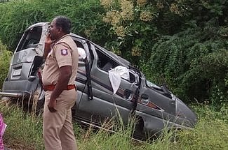 துவரங்குறிச்சி அருகே காா் கவிழ்ந்து மூவா் காயம்