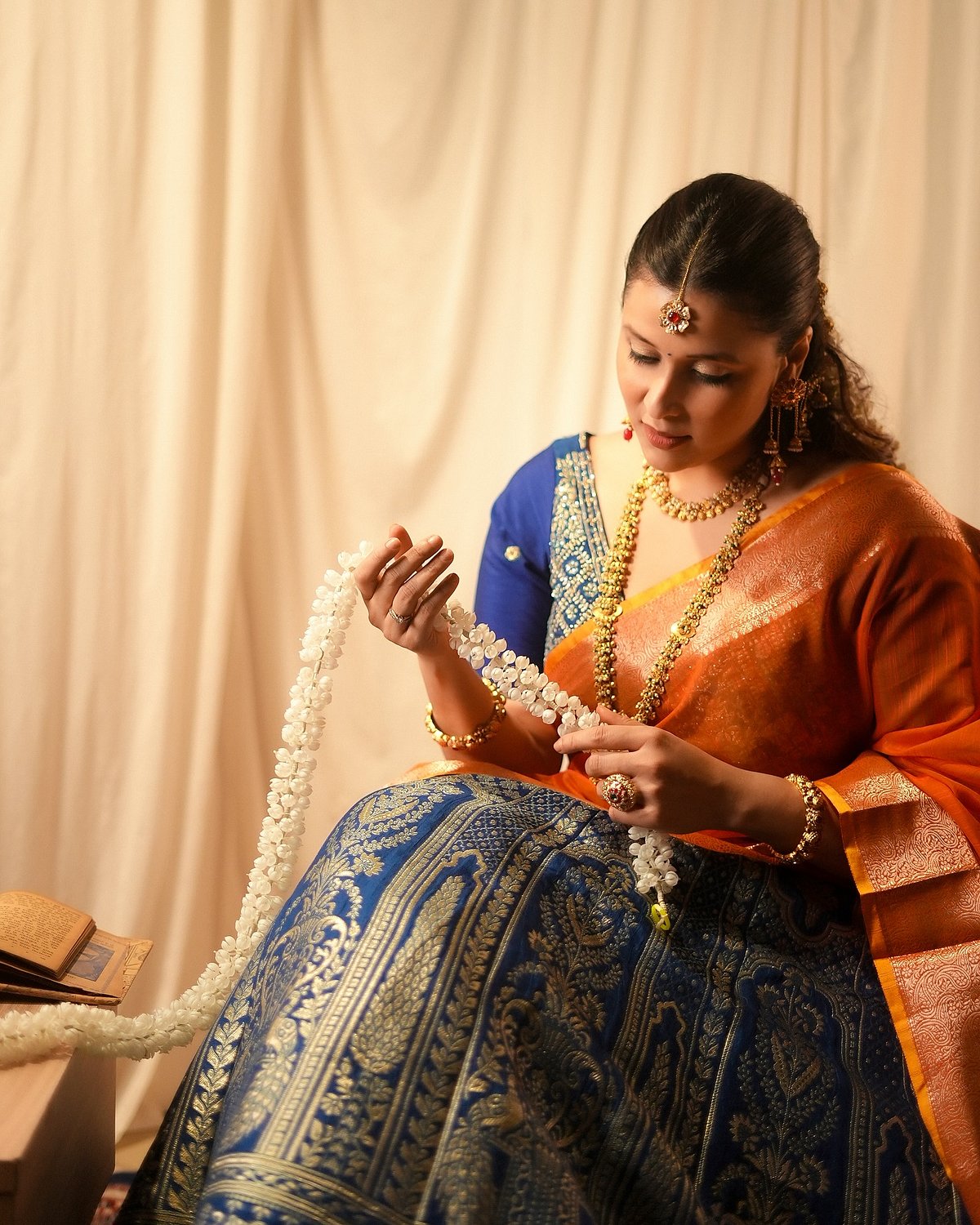 சேலை(யில்) சித்திரம்... மன்னாரா சோப்ரா!