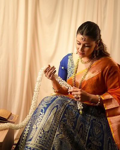 சேலை(யில்) சித்திரம்... மன்னாரா சோப்ரா!