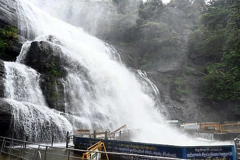 குற்றாலம் அருவிகளில் 2 ஆவது நாளாக குளிக்கத் தடை
