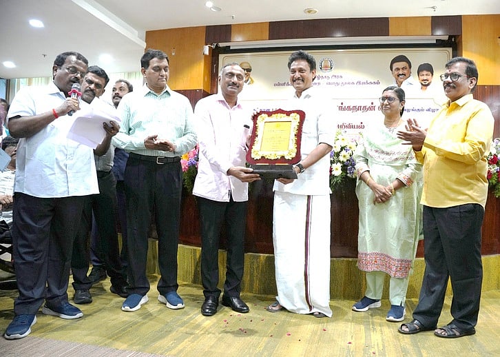 கரூா் நூலகங்களுக்கு 5 விருதுகள், கேடயம்