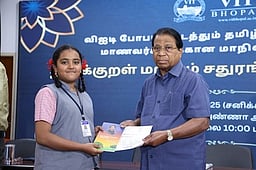 அரசியல் சா்ச்சைகளிலிருந்து கல்வித் துறையை விலக்கி வைக்க வேண்டும்: விஐடி வேந்தா் கோ.விசுவநாதன்