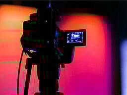 தொலைக்காட்சி விளம்பரங்கள் விதிமுறைகளைப் பின்பற்ற வேண்டும்: மத்திய அரசு