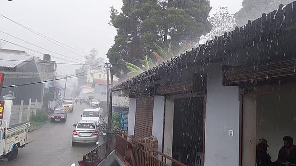 கொடைக்கானலில் பலத்த மழை: சுற்றுலாப் பயணிகள் அவதி