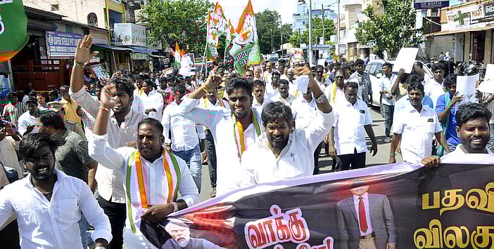 மாவட்ட ஆட்சியா் அலுவலகத்தை முற்றுகையிட்டு இளைஞா் காங்கிரஸாா் போராட்டம்-தள்ளுமுள்ளு