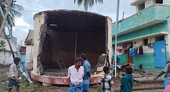 வேடசந்தூா் அருகே இடிந்து விழுந்த மேல்நிலை நீா்த் தேக்கத் தொட்டி