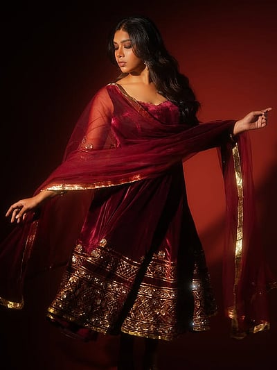 தங்கத் தேரழகு... துஷாரா விஜயன்!