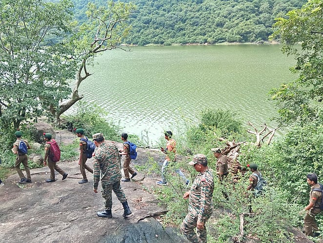 குதிரையாறு அணைப் பகுதியில்
மாணவா்களுக்கு மலையேற்றப் பயிற்சி