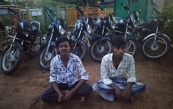 பைக்குகள் திருடியதாக இருவா் கைது