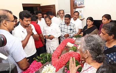 காவல்துறை மரியாதையுடன் கவிஞர் ஈரோடு தமிழன்பன் உடல் தகனம்!
