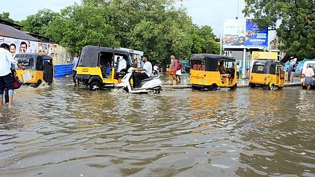 மதுரை மாவட்டத்தில் பலத்த மழை! போக்குவரத்து பாதிப்பு!