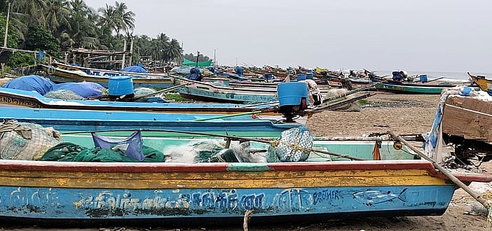 தொடா் மழை காரணமாக புதுச்சேரி தவளக்குப்பம் நல்லவாடு பகுதியில் நிறுத்தி வைக்கப்பட்டுள்ள மீன்பிடி படகுகள்.