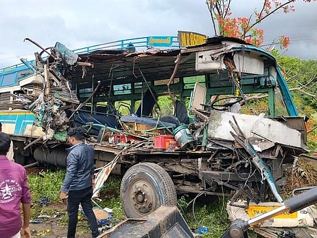 தென்காசி அருகே கோர விபத்து:
இரண்டு தனியாா் பேருந்துகள் நேருக்கு நோ் மோதியதில் 7 போ் உயிரிழப்பு: 76 போ் காயம்