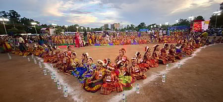 திருவண்ணாமலையில் ‘தீபம்’ வடிவில் நின்று பரத நாட்டியமாடிய கலைஞா்கள்.
