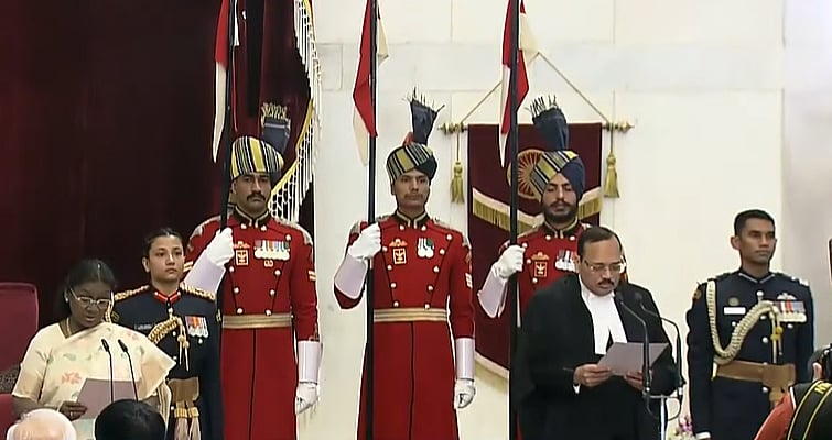 உச்ச நீதிமன்ற தலைமை நீதிபதியாக சூா்ய காந்த் பதவியேற்பு!