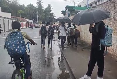 சேலத்தில் தொடரும் சாரல் மழை: பள்ளி மாணவர்கள் அவதி!