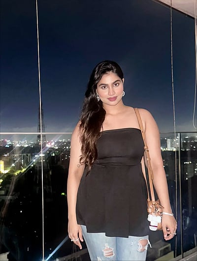 இருளில் ஒளி... ஷிவானி நாராயணன்!