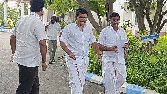 கரூா் சம்பவம்: தவெக பொதுச் செயலா் ஆனந்த் உள்ளிட்ட
4 பேரிடம் இரண்டாவது நாளாக விசாரணை