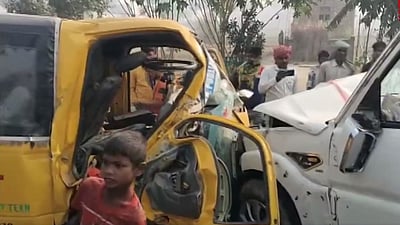 பள்ளி வாகனம் - கார் நேருக்குநேர் மோதி விபத்து! 5 குழந்தைகள் கவலைக்கிடம்!