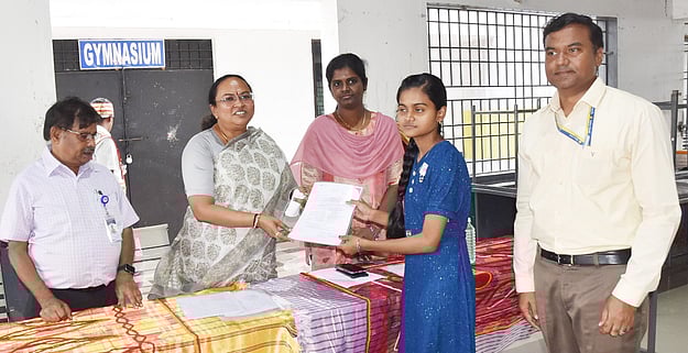 90 மாணவா்களுக்கு வங்கிக் கடன்: ஆட்சியா் வழங்கினாா்