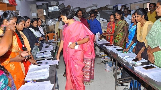 எஸ்ஐஆா் படிவங்களை பூா்த்தி செய்து விரைவாக பெற வேண்டும்: ராணிப்பேட்டை ஆட்சியா் அறிவுறுத்தல்