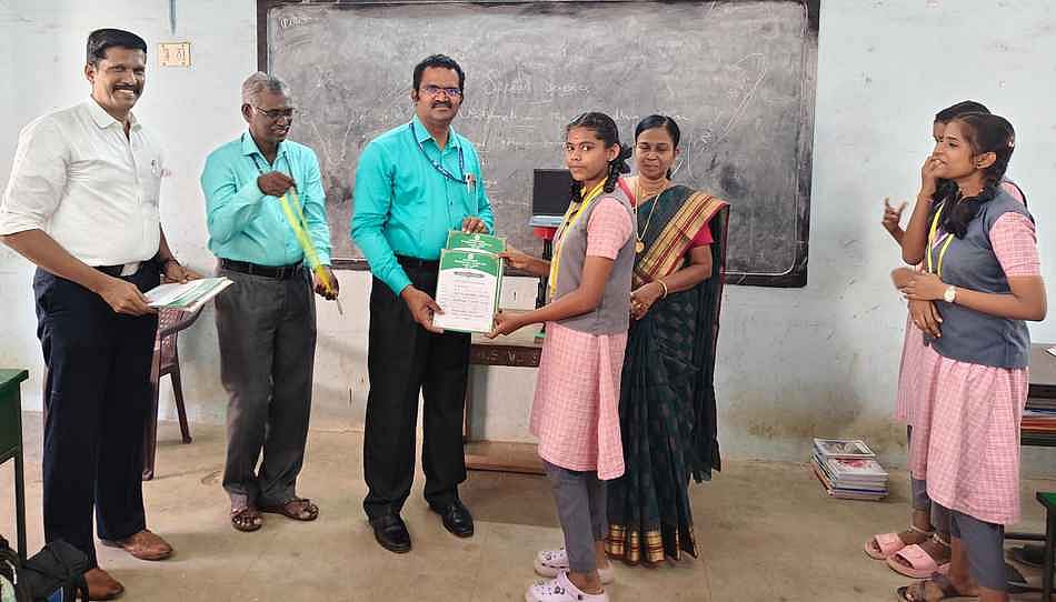 மாநில அளவிலான நீச்சல் போட்டிக்கு தோ்வு:
நாகா்கோவில் பள்ளி மாணவியருக்கு பாராட்டு