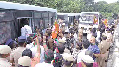 கோவை வரும் முதல்வர் ஸ்டாலினுக்கு எதிராக கருப்புக் கொடி போராட்டம்: ஏராளமானோர் கைது 