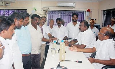 கன்னிமாா்குளத்தில் கருவேல மரங்களை அகற்ற வேண்டும்: குறைதீா் கூட்டத்தில் மேயரிடம் மனு