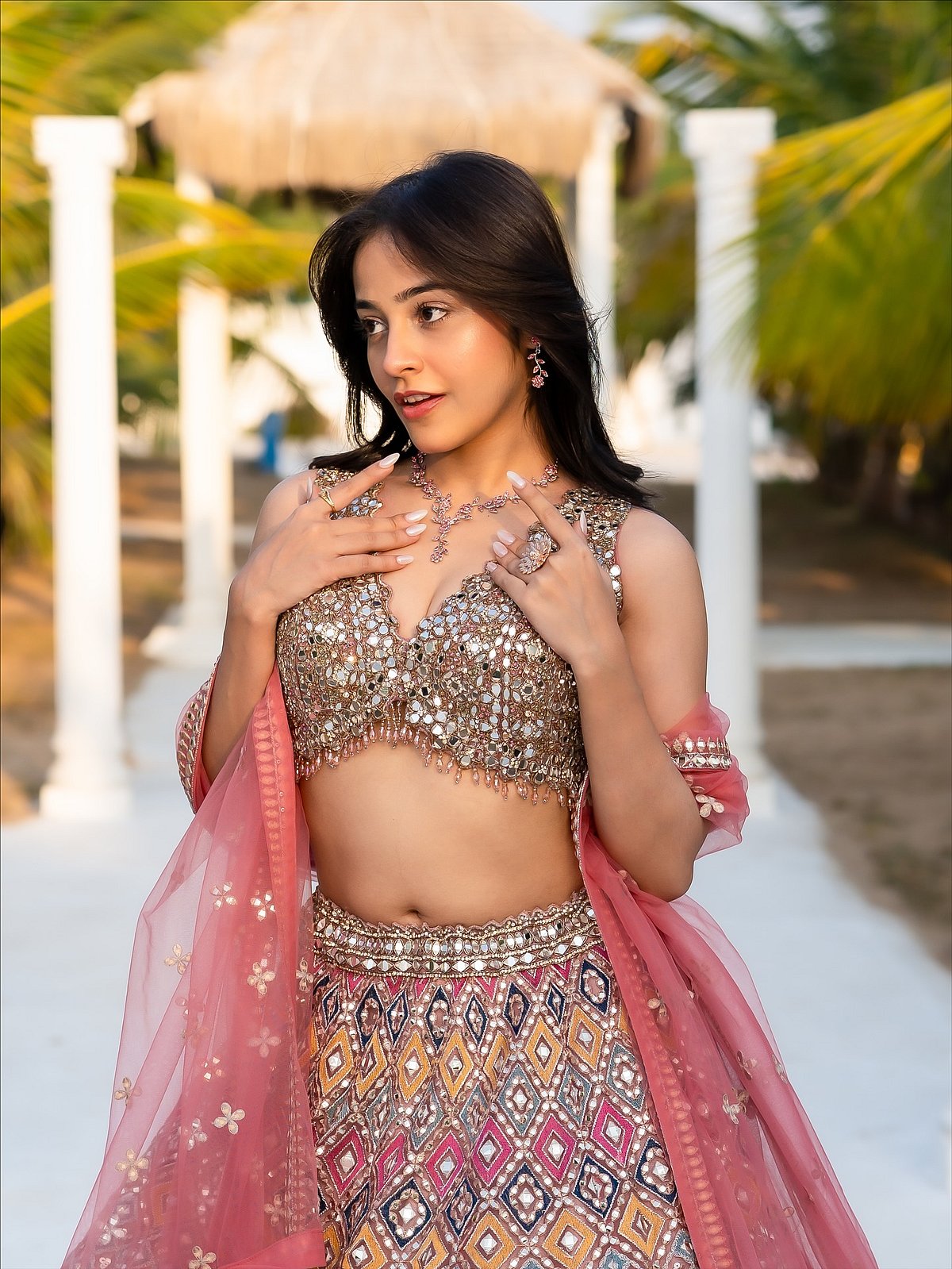 மண விழா பொம்மை... ரியா வர்மா!