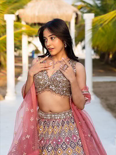 மண விழா பொம்மை... ரியா வர்மா!