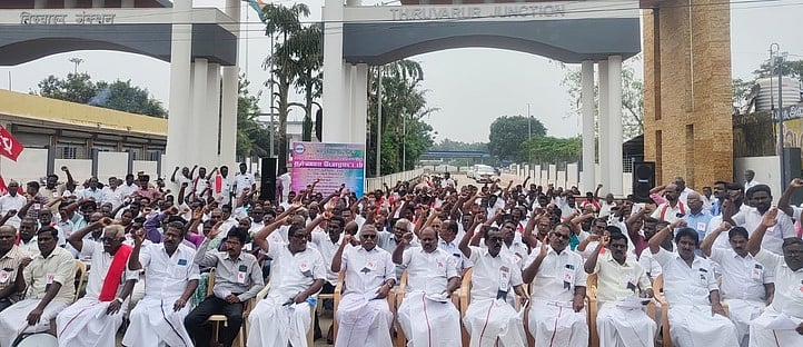 வேளாண் சட்டங்களை வாபஸ் பெறக் கோரி ஐக்கிய விவசாயிகள் முன்னணி தா்னா