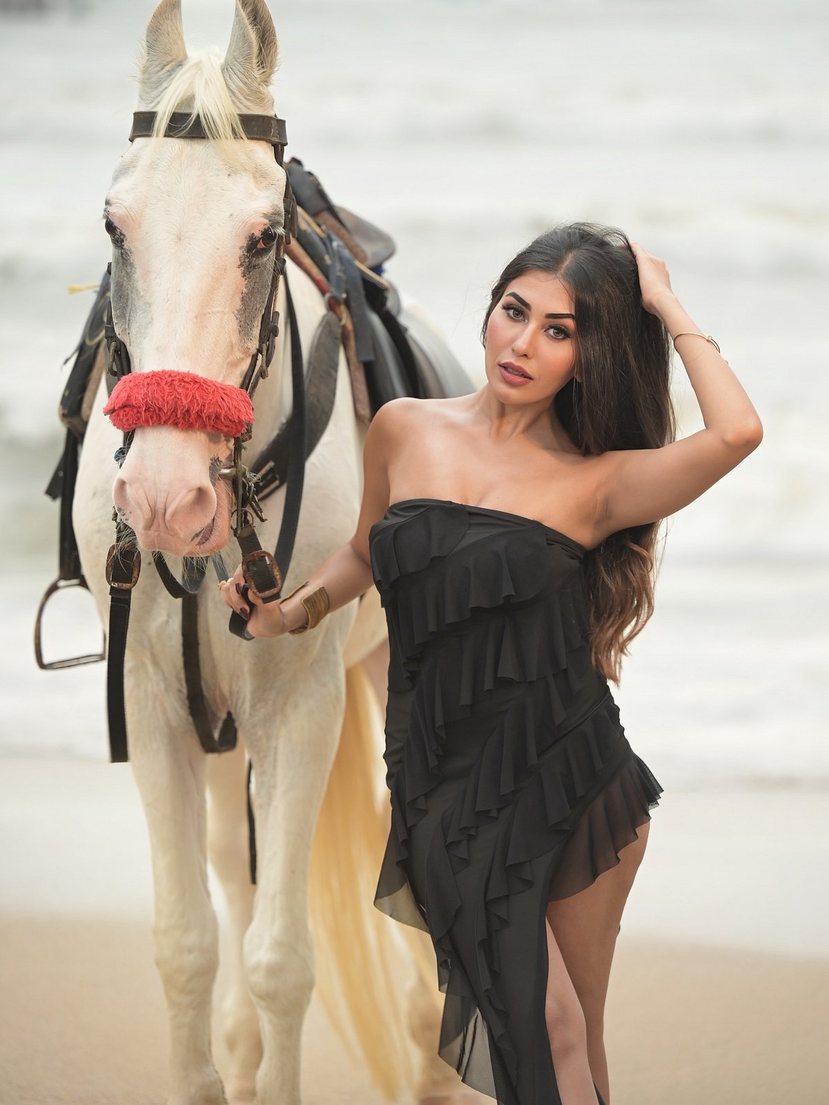 ஒவ்வொரு பார்வையிலும் கம்பீரம்... ரூமா சர்மா!