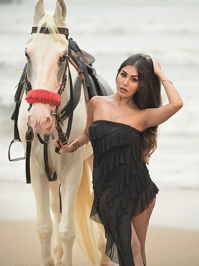 ஒவ்வொரு பார்வையிலும் கம்பீரம்... ரூமா சர்மா!