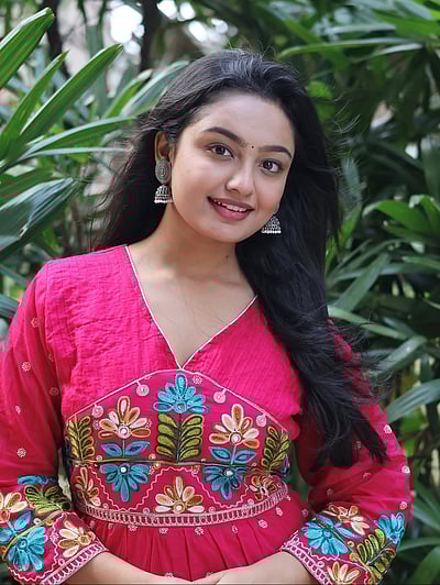 அந்த வெள்ளைச் சிரிப்பில்... சஞ்சிதா உகாலே!