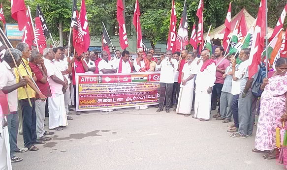 அனைத்து மத்திய தொழிற் சங்க
கூட்டமைப்பினா் ஆா்ப்பாட்டம்