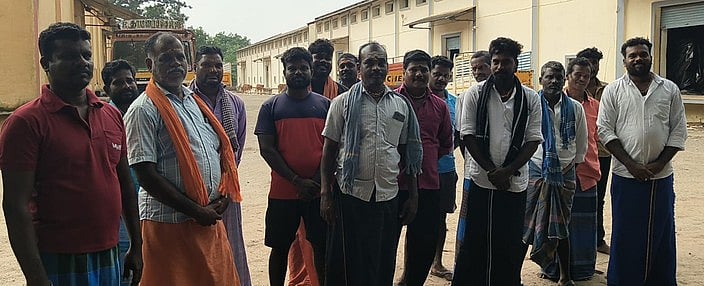 சுமை தூக்கும் தொழிலாளா்கள் வேலைநிறுத்தம்