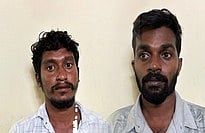 சாயல்குடி அருகே கஞ்சா 
பறிமுதல்: இருவா் கைது