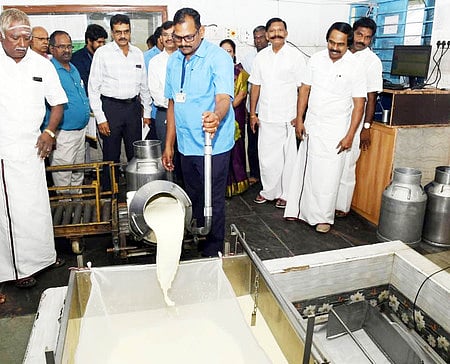 பால் உற்பத்தியாளா்களுக்கான நிரந்தர வருவாயை அரசு உறுதிசெய்யும்: அமைச்சா் த. மனோ தங்கராஜ்