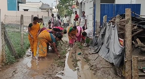 சேறான சாலையில் நாற்று நட்டு போராட்டம்