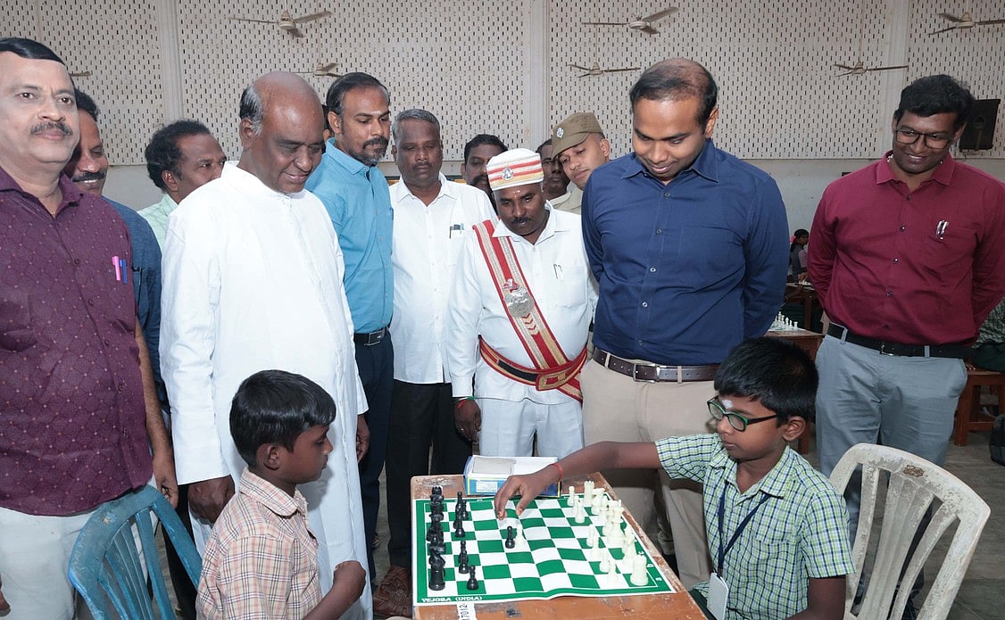 மாவட்ட சதுரங்கப் போட்டி: ஆட்சியா் தொடங்கிவைத்தாா்