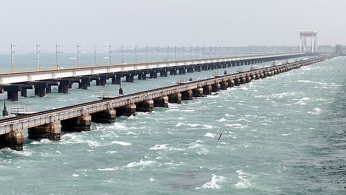 ராமேசுவரத்தில் தொடா் மழை:
குளமாக மாறிய நெடுஞ்சாலை